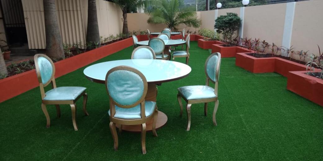 Hotel Aristro Lonavala Extérieur photo